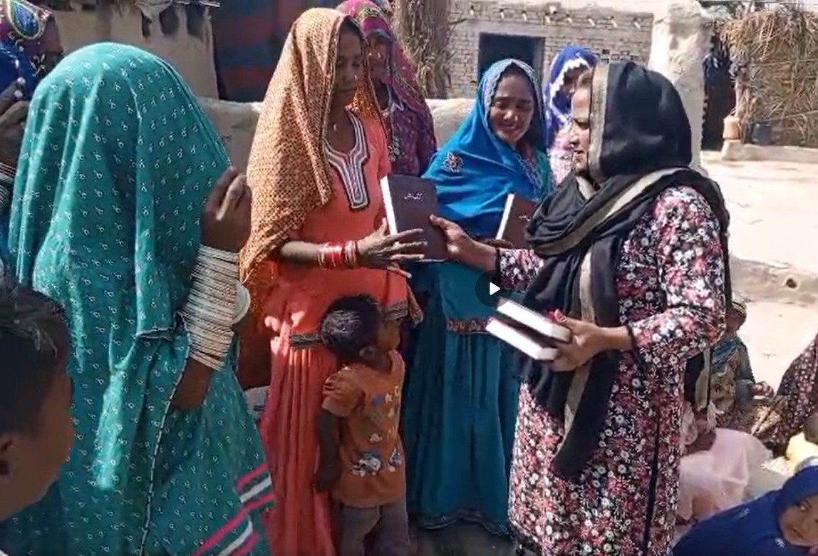 Bibeln werden verteilt (Pakistan)